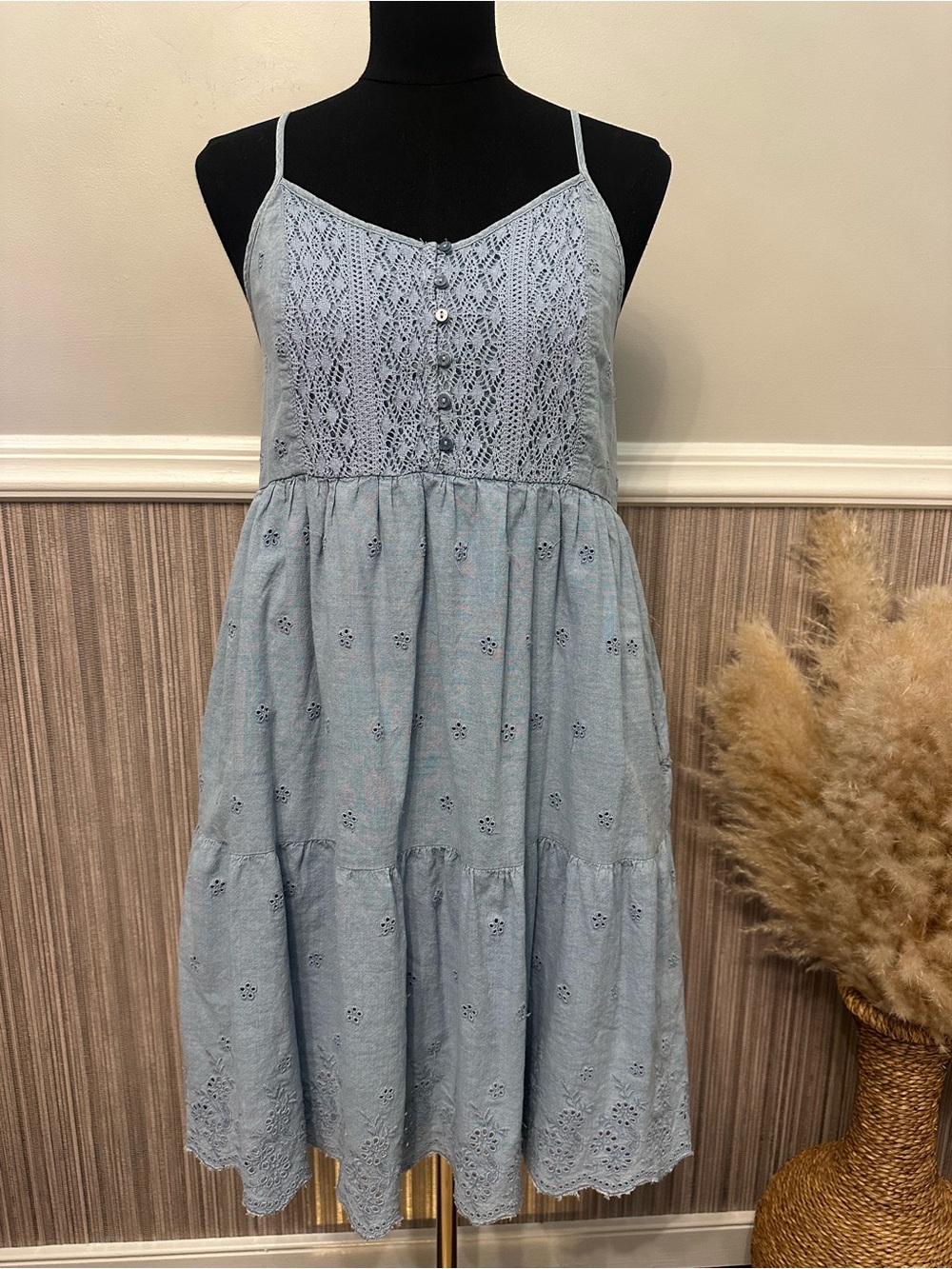 Levi’s Medium Blue Eyelet Tiered Midi Dress Crochet Button Front Boho